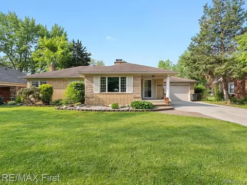 19700 Maxine St, Saint Clair Shores, MI 48080