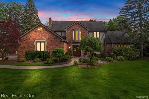 1911 Chalmers Dr W, Rochester Hills, MI 48309