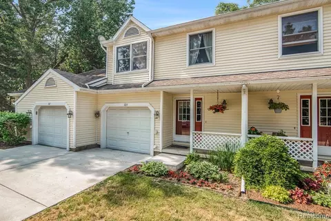 123 Meadow Pointe Dr, Fenton, MI 48430