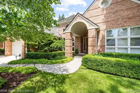 1176 Lone Pine Woods Dr, Bloomfield Hills, MI 48302