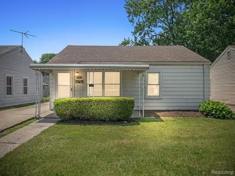 18728 Roscommon St, Harper Woods, MI 48225