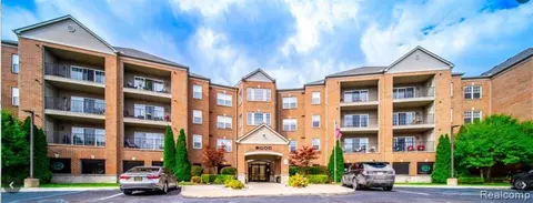 2302 Country Club Dr #26, Saint Clair Shores, MI 48082