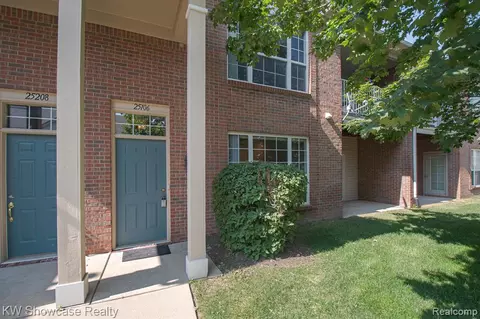 25106 Chesapeake Cir, Walled Lake, MI 48390