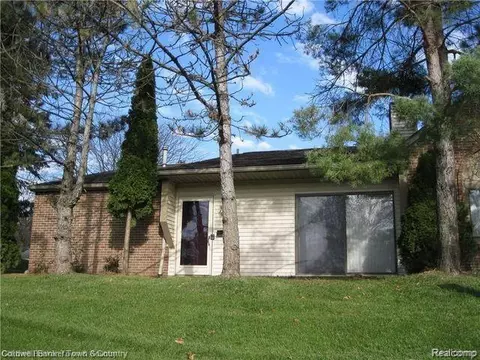 310 Spring Brooke Dr #6, Brighton, MI 48116