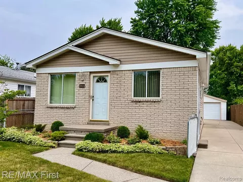 20441 Lakeworth St, Roseville, MI 48066