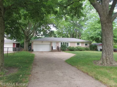 3958 Joslyn Rd, Lake Orion, MI 48359