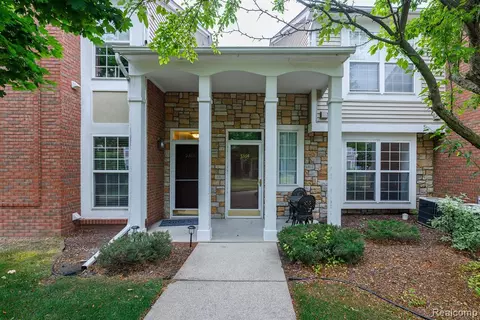 5368 Pine Aires Dr, Sterling Heights, MI 48314