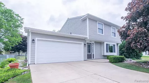 372 Wellington Dr, South Lyon, MI 48178
