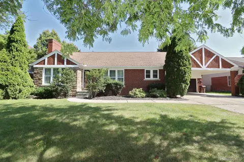 19852 Holiday Rd, Grosse Pointe Woods, MI 48236