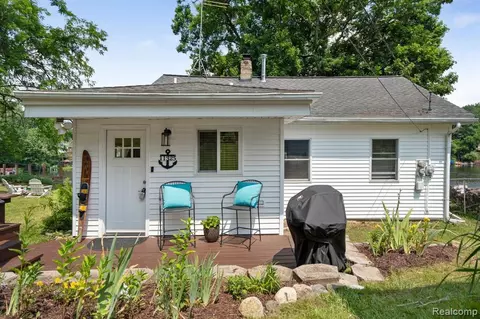 11325 Outer Dr, Pinckney, MI 48169