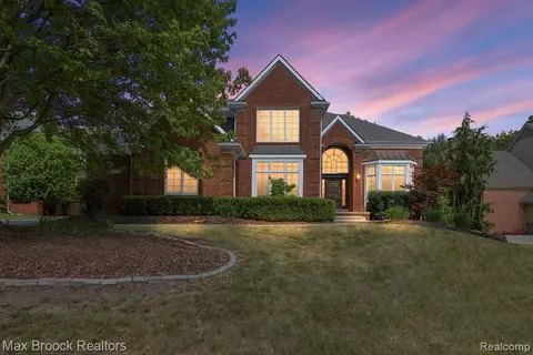 1974 Barrington Ct, Rochester Hills, MI 48306