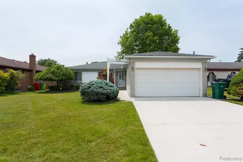 47325 Blossom Ln, Macomb, MI 48044