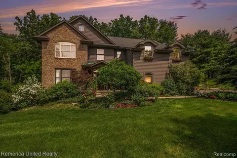 9998 Rolling Greens Dr, Pinckney, MI 48169