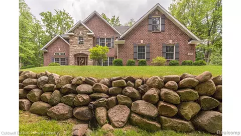1825 Reynolds Dr, Brighton, MI 48114