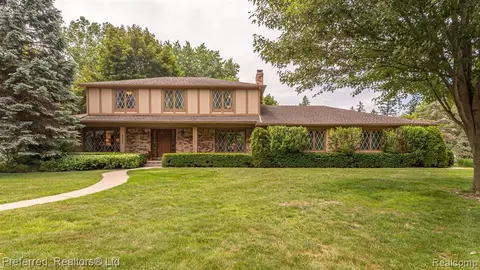 8993 Tamarack Ct, Plymouth, MI 48170