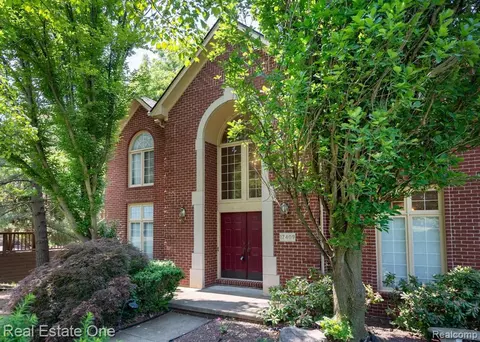 17409 Rolling Woods Cir, Northville, MI 48168