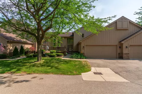 37856 N Laurel Park Dr, Livonia, MI 48152