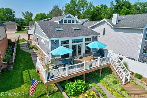2406 Cranewood Dr, Fenton, MI 48430