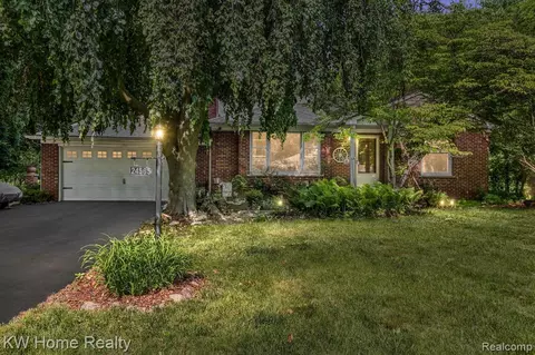 24565 Lois Ln, Southfield, MI 48075