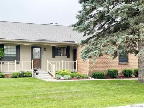 9969 Cambridge Ct, South Lyon, MI 48178