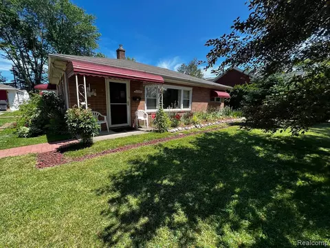 30012 Oakgrove St, Saint Clair Shores, MI 48082