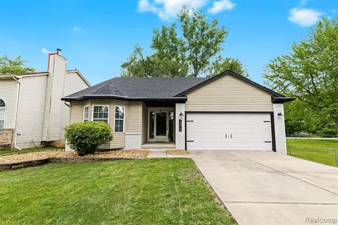 1372 Beachland Blvd, Waterford, MI 48328