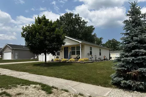 230 Harbor View Dr, Marysville, MI 48040