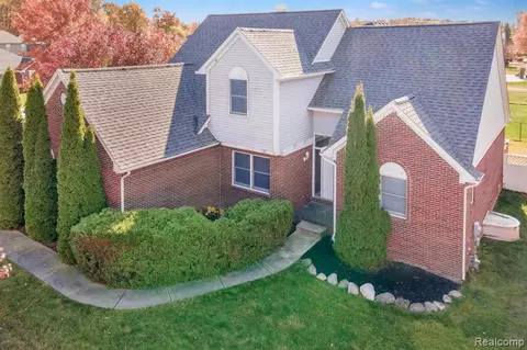 35182 Newport Dr, New Baltimore, MI 48047