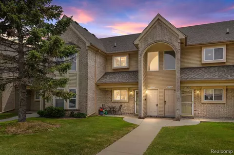 44530 Lakepointe Dr, Sterling Heights, MI 48313