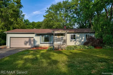 340 E Peterson Dr, Brighton, MI 48114