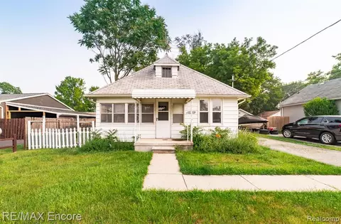 6462 Elmwood Dr, Waterford, MI 48329