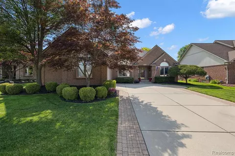 51917 Sequoya Dr, Macomb, MI 48042