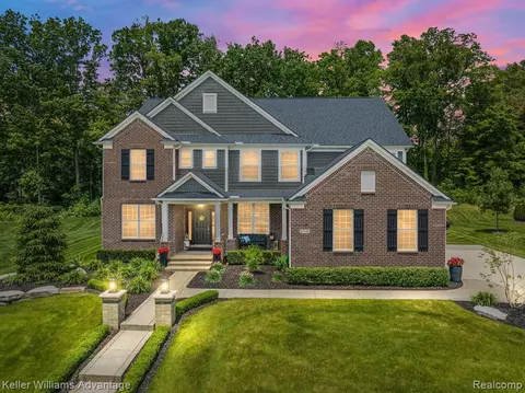51548 Wales Dr, South Lyon, MI 48178
