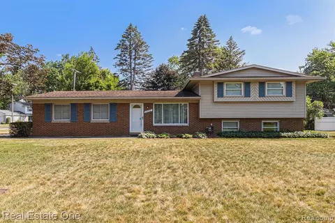 23737 Maudelea Cir, Novi, MI 48375
