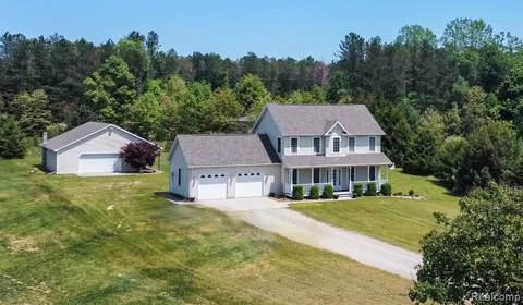 2124 Fawn Glen Cir, Lapeer, MI 48446