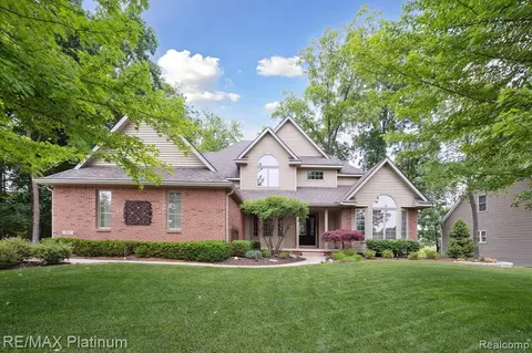 8211 Heathertree Ln, Brighton, MI 48116
