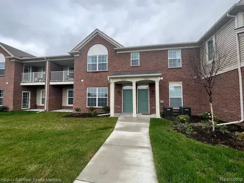 51828 E Pointe Ln, New Baltimore, MI 48051