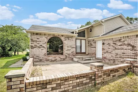 13636 Lancaster Dr, Shelby Township, MI 48315