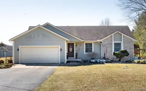 181 Lone Tree Rd, Milford, MI 48380