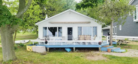 8136 Lakeshore Rd, Burtchville, MI 48059