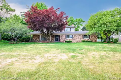 2394 Chalet Dr, Rochester Hills, MI 48309