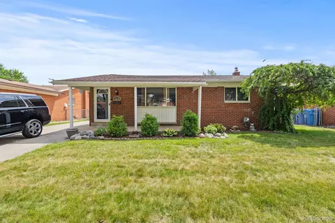 28230 Newport Dr, Warren, MI 48088