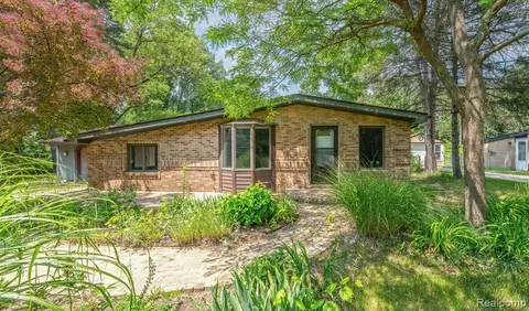 5115 Eagle Rd, Highland, MI 48356