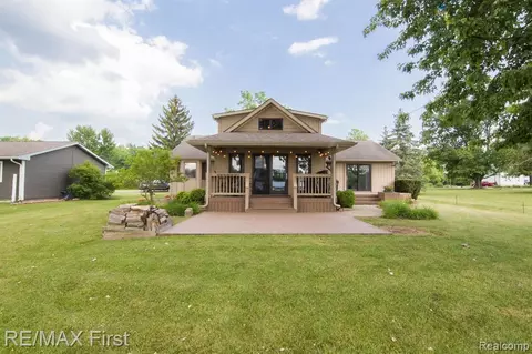 11470 Skyline Dr, Fenton, MI 48430