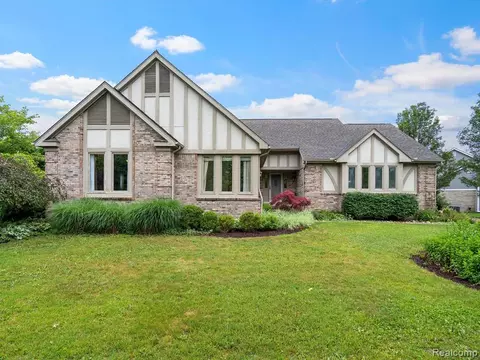 4394 Ravinewood Dr, Commerce Twp, MI 48382