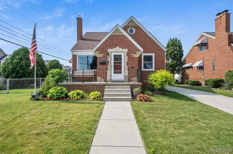 8296 Racine Rd, Warren, MI 48093