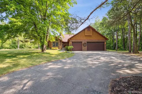 3200 Hixon Rd, Rochester, MI 48306