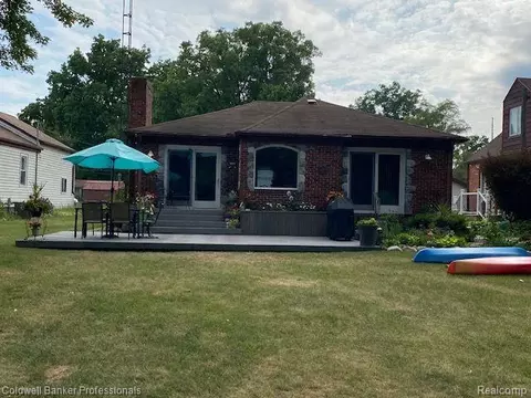 3336 S Kearsley Blvd, Flint, MI 48506