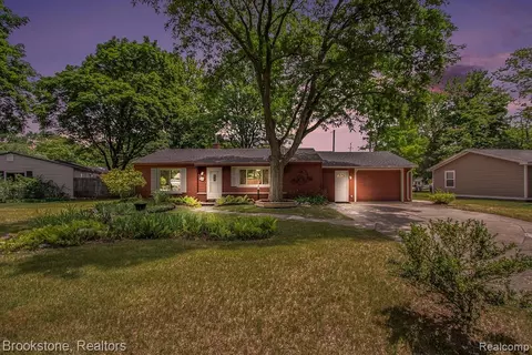 1058 Truwood Dr, Rochester Hills, MI 48307