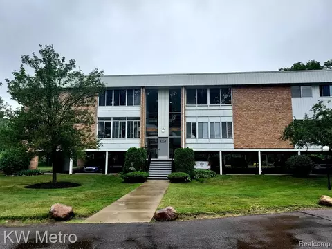 32070 Grand River Ave #76, Farmington, MI 48336
